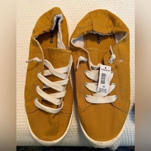 NWT Size 10 Torrid Yellow Tennis Shoes